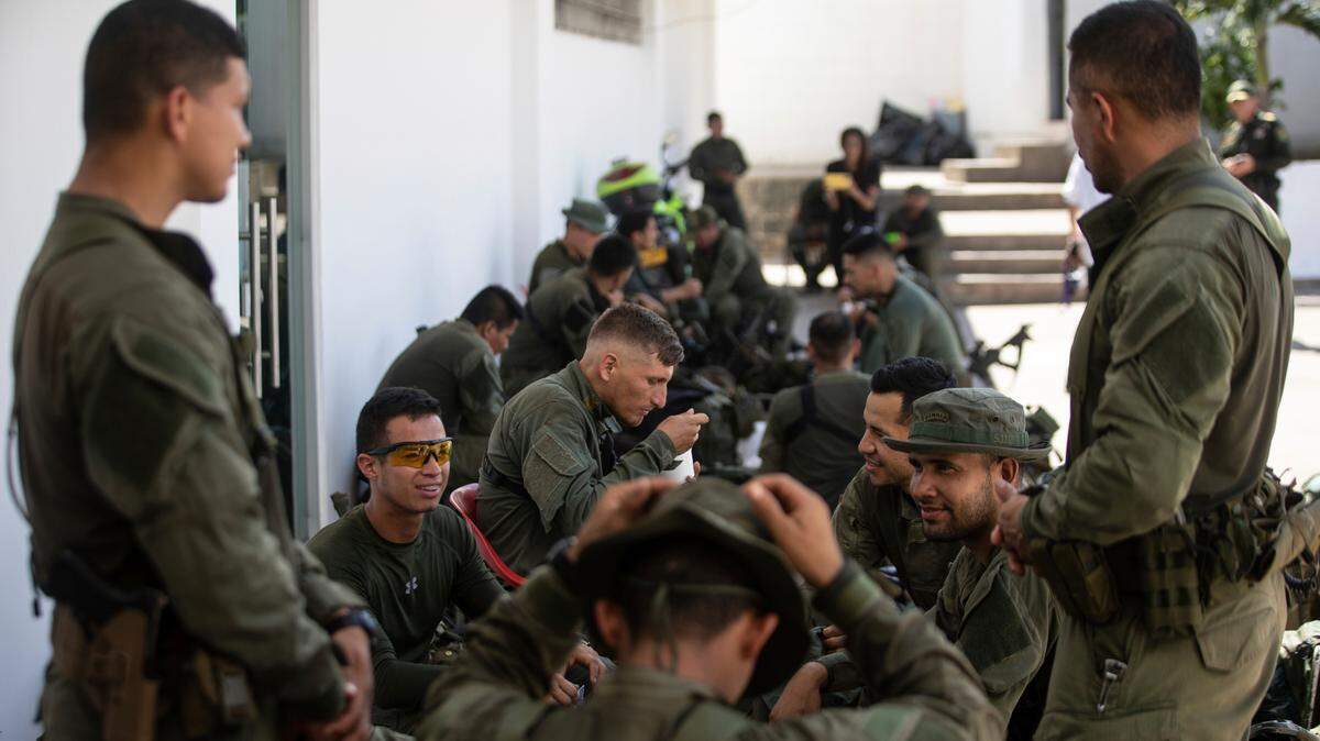 Las fuerzas militares colombianas cambiaron de posición el lunes para apartarse y facilitar la liberación del padre del futbolista Luis Díaz, quien fue secuestrado hace diez días por la guerrilla Ejército de Liberación Nacional en la zona norte del país.