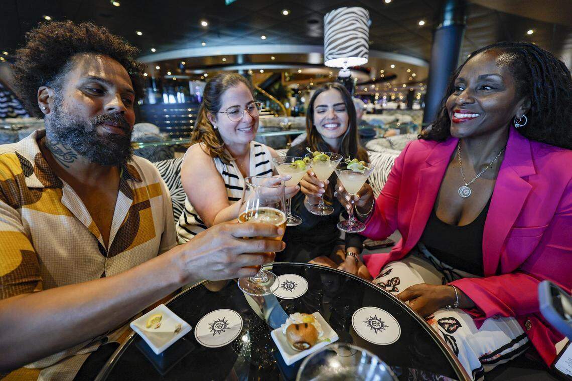 Carlos Omar Gardinet, Lyssa Goldberg, Melissa Puppo y Lahoma Scarlette brindan en el Zebra Bar, a bordo del MSC Poesia.