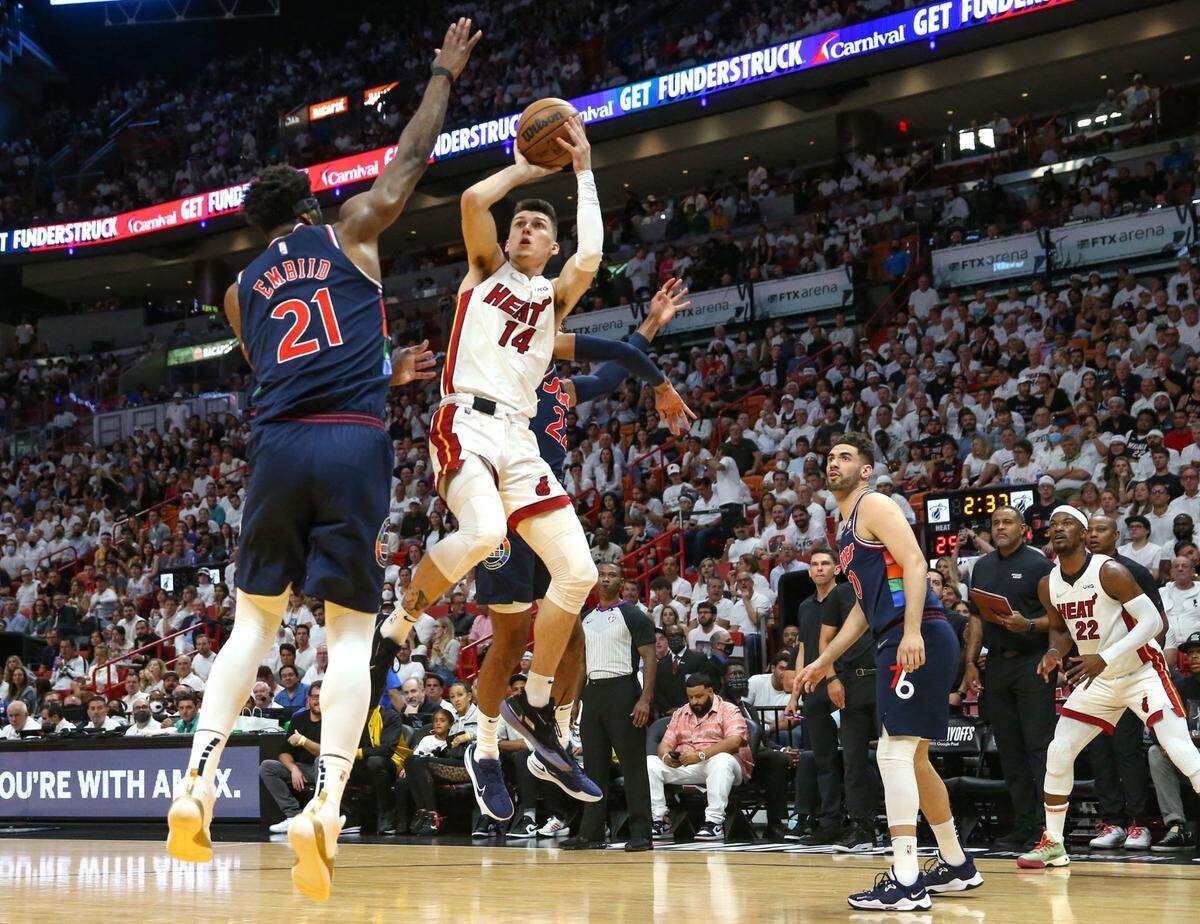 El escolta del Heat Tyler Herro (14) tira al aro ante la marca de Joel Embiid, de los 76ers de Filadelfia, en el quinto juego de la serie de segunda ronda celebrado el 10 de mayo de 2022 en Miami.