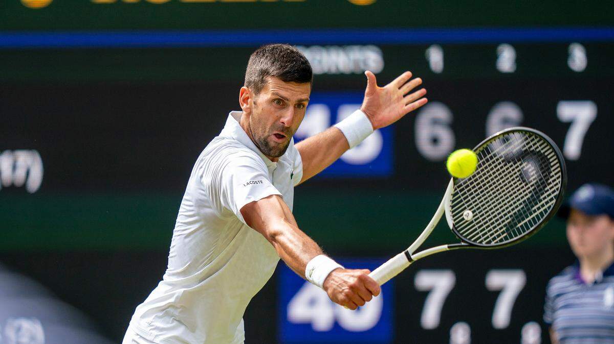 Novak Djokovic derrotó 7-6 (6), 7-6 (6), 5-7, 6-4 a Hubert Hurkacz y avanzó a cuartos de final en Wimbledon, el lunes 10 de julio de 2023 en Londres.