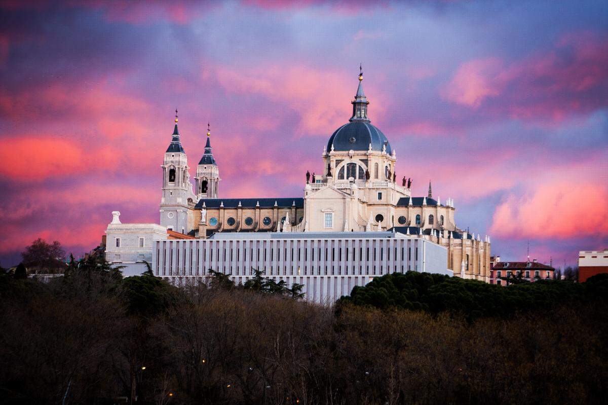 Vista del edificio de Galería de las Colecciones Reales (anteriormente Museo de Colecciones Reales) en 2014 con la&nbsp;Catedral de la Almudena&nbsp;al fondo.