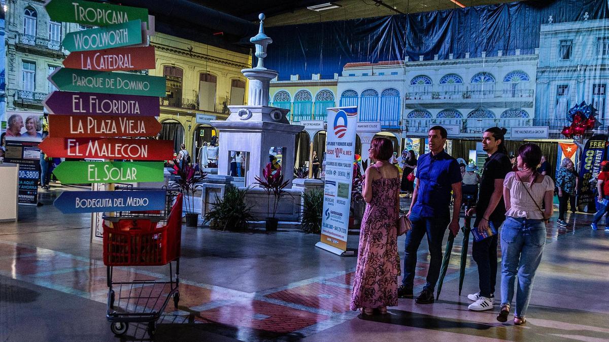 Los asistentes a la 24ª edición de CubaNostalgia este sábado caminan por una reproducción de La Plaza Vieja. La celebración de la cultura y la herencia cubanas coincidió el sábado con el Día de la Independencia nacional, el 20 de mayo.