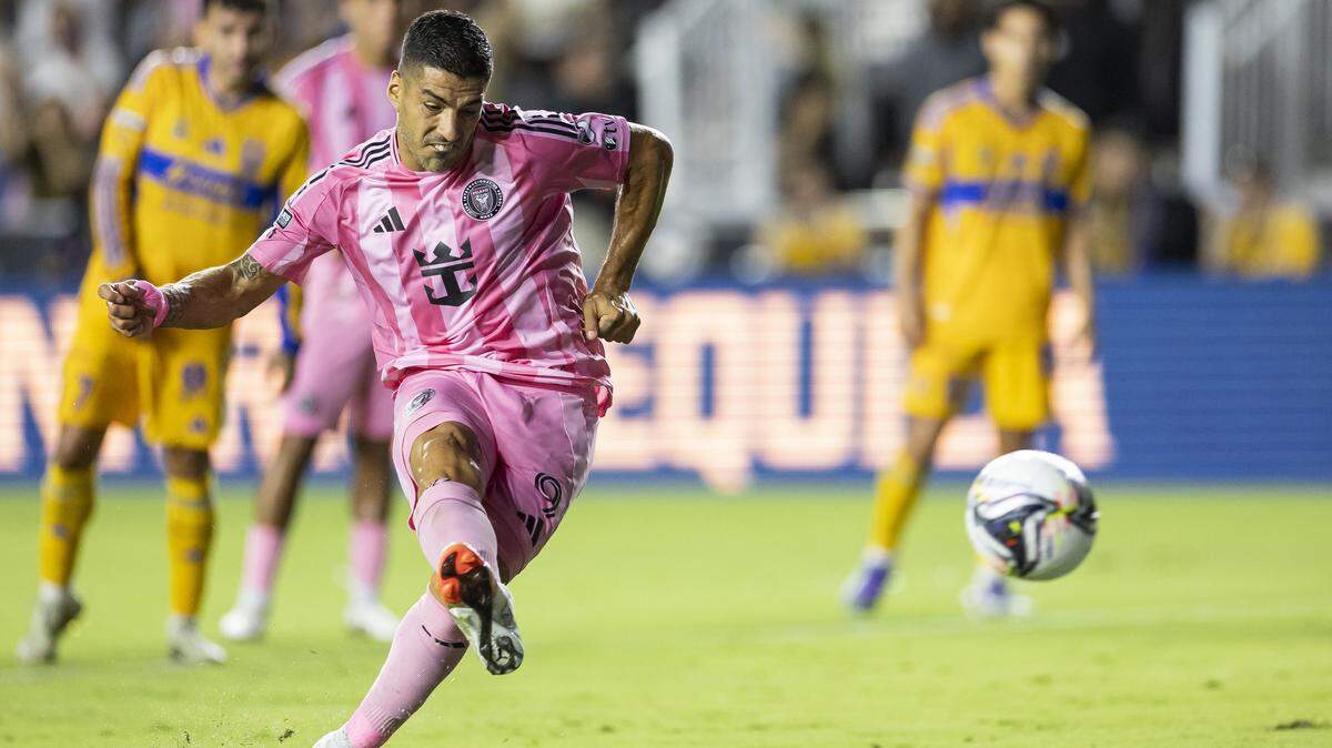 El delantero del Inter Miami Luis Suárez  marca un penalti contra Tigres de la UANL, en la primera mitad del partido de cuartos de final de la Leagues Cup, celebrado el 20 de agosto de 2025 en Fort Lauderdale, Florida.