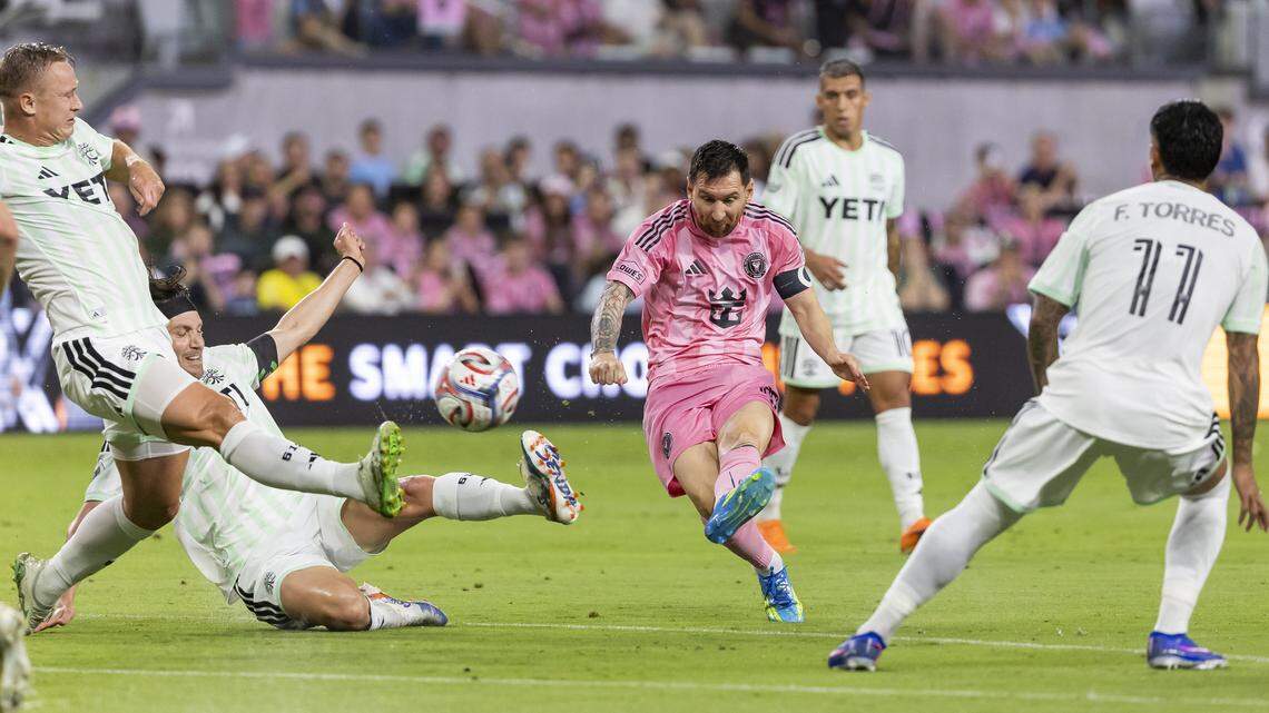 Leo Messi levantó la mano en el histórico partido inaugural del Inter Miami en el NU Stadium