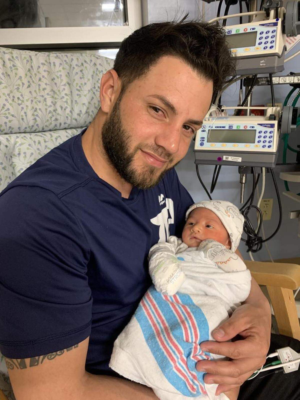 Reinier y su pequeño hijo, que hoy tiene cuatro meses de nacido.