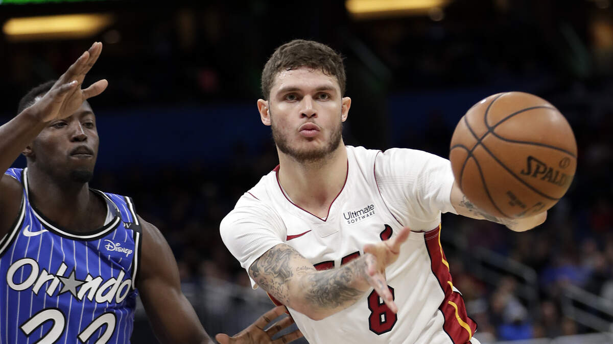El defensa Tyler Johnson (8), marcado por Jerian Grant (22), del Magic, fue el mejor anotador del del Heat este domingo 23 de diciembre en el Amway Center de Orlando.