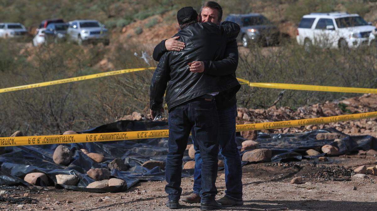 Adrián LeBarón, el padre de Rhonita María Miller, quien falleció junto a cuatro de sus hijos, visita el lugar donde su familia fue atacada, en Bavispe, Sonora, el 12 de enero de 2019. Nueve miembros de la iglesia mormona fueron asesinados en el norteño estado mexicano de Sonora el 4 de noviembre de 2019.