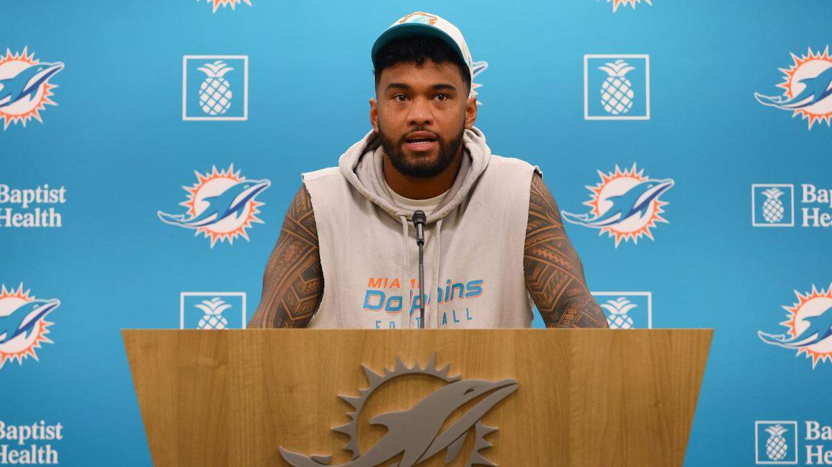 El quarterback de los Dolphins Tua Tagovailoa habla con los reporteros en una conferencia de prensa celebrada el 21 de octubre de 2024 en el Baptist Health Training Complex en Miami Gardens, Florida.