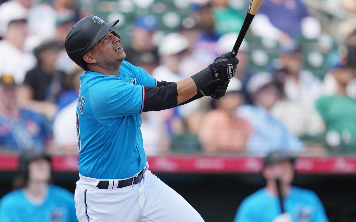 El torpedero de los Marlins José Iglesias batea en el primer inning del partido de pretemporada ante los Mets de New York, celebrado el 13 de marzo de 2023 en Jupiter, Florida.