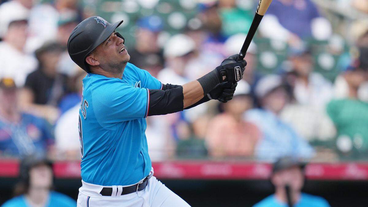 El torpedero de los Marlins José Iglesias batea en el primer inning del partido de pretemporada ante los Mets de New York, celebrado el 13 de marzo de 2023 en Jupiter, Florida.