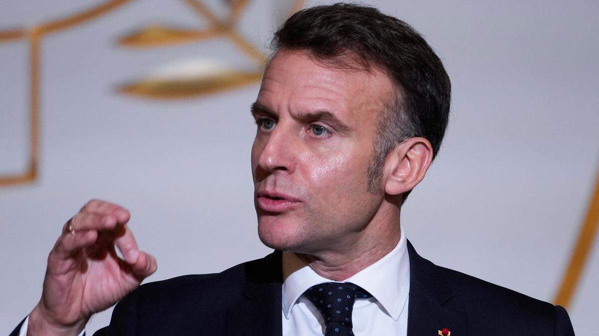 El presidente de Francia, Emmanuel Macron, gesticula mientras pronuncia un discurso ante los embajadores franceses durante la Conferencia de Embajadores en el Palacio del Elíseo en París, el 8 de enero de 2026.
