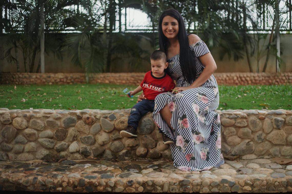 La venezolana Angelina Estrada y su hijo cruzaron el río Bravo en la frontera entre México y Estados Unidos.