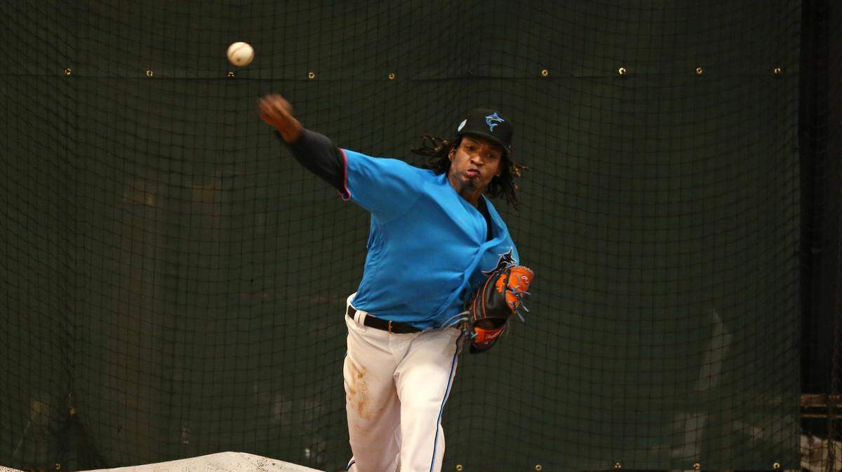 El abridor dominicano José Ureña lanza en el primer día del entrenamiento de primavera de los Marlins, el 13 de febrero de 2019 en el Roger Dean Stadium en Jupiter, Florida.