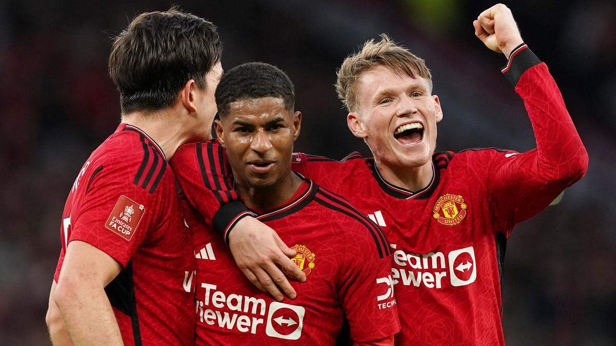 Los jugadores del Manchester United Scott McTominay, Marcus Rashford y Harry Maguire (de izq. a der.) celebran tras vencer 4-3 a Liverpool y avanzar a las semifinales de la Copa FA, en el partido celebrado el 17 de marzo de 2024 en Manchester, Inglaterra.