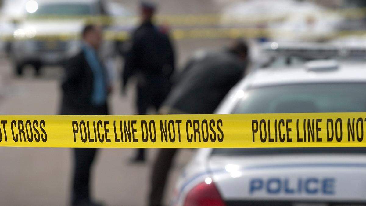 Una niña de 9 años murió y otras 10 personas, incluidas tres menores, resultaron heridas en un tiroteo ocurrido anoche cuando una familia latina realizaba una fiesta en la parte delantera de su vivienda en Chicago, informaron este domingo 14 de abril de 2024 las autoridades