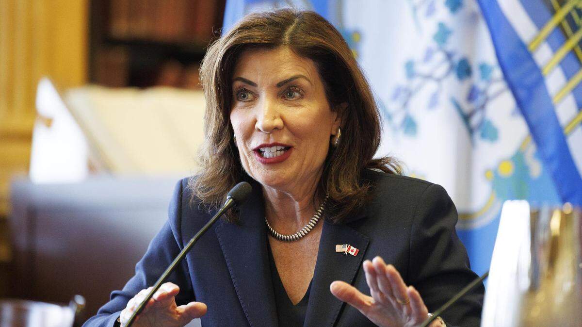 La gobernadora de Nueva York, Kathy Hochul, durante una entrevista el 16 de junio de 2025. Hochul ha propuesto construir una planta nuclear, que sería la primera en Estados Unidos en 15 años. 