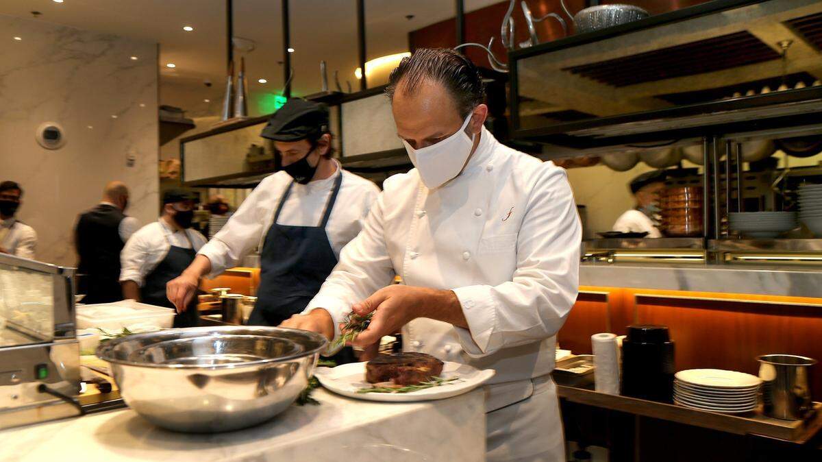 El chef Fabio Trabocchi prepara un plato en el restaurante Fiola, en Coral Gables. 