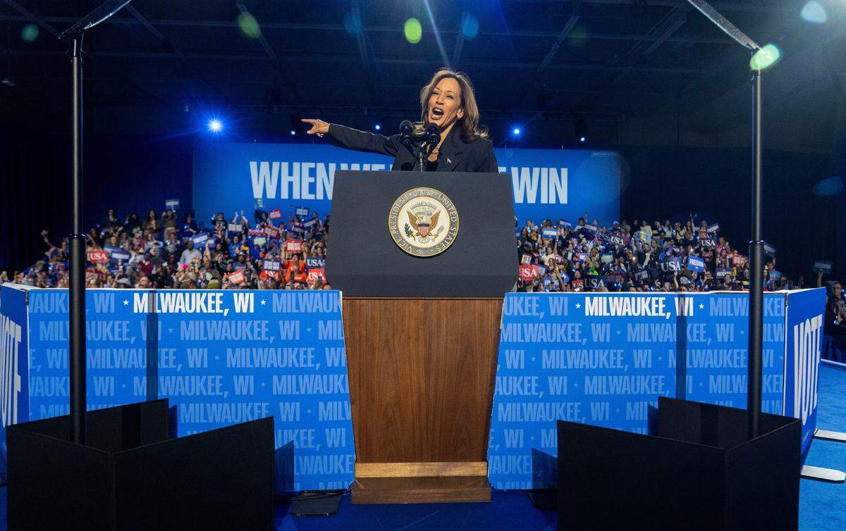 La vicepresidenta de Estados Unidos Kamala Harris llamó a los estadounidenses a acudir a las urnas este martes.