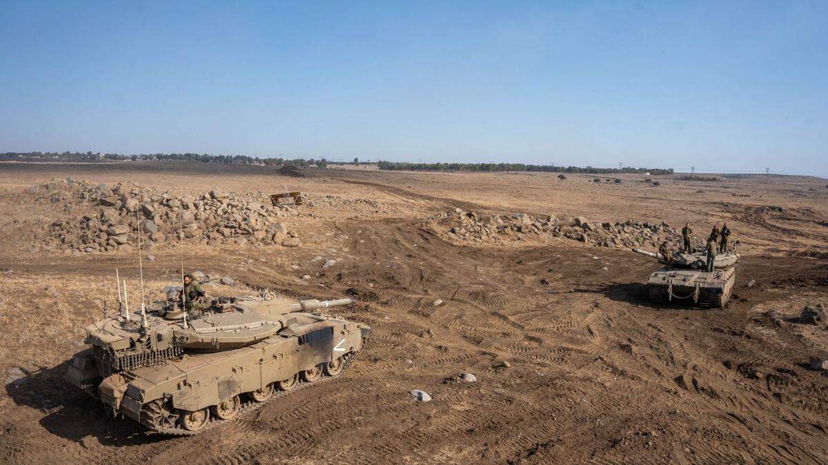 Esta foto publicada el 30 de septiembre de 2024 muestra a tropas israelíes estacionadas en el lado israelí de la frontera entre Israel y Líbano. 