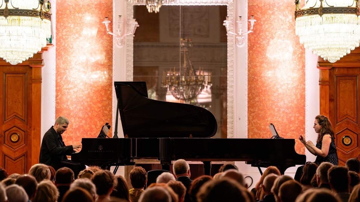Kristhyan Benítez (izq) y Vanessa Pérez actúan durante una presentación de “A Fuego Lento” en el Muzyczny Festiwal en Lancut, Polonia, en junio. 