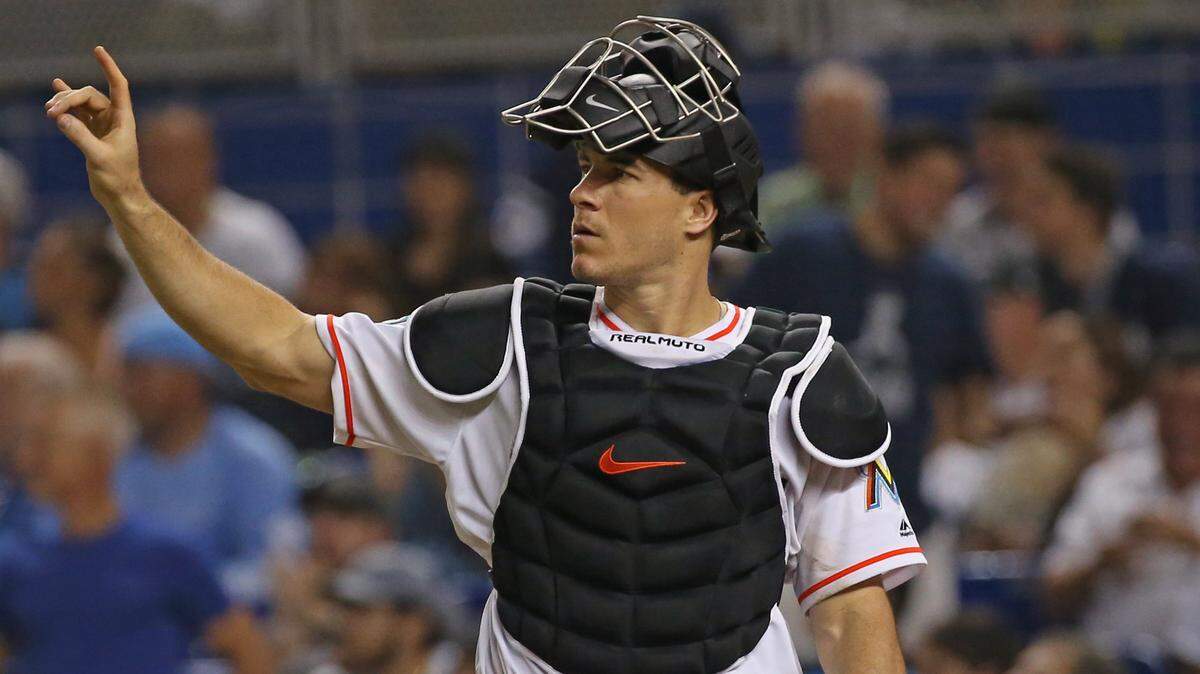 JT REALMUTO ha sido cambiado a Filadelfia por tres prospectos y dinero internacional.