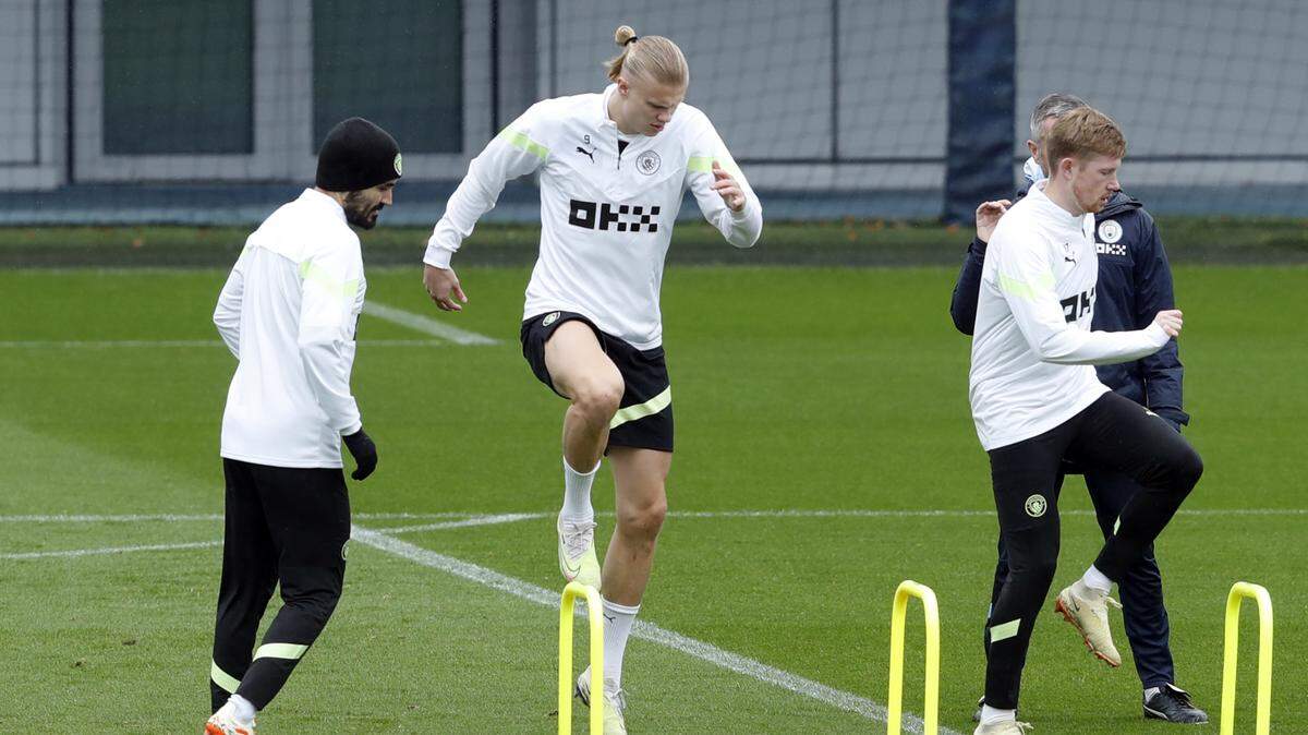Los jugadores del Manchester City Ilkay Gundogan, Erling Haaland y Kevin De Bruyne (de izq. a der.) participan en una práctica del equipo, el lunes 8 de mayo de 2023 en Manchester.