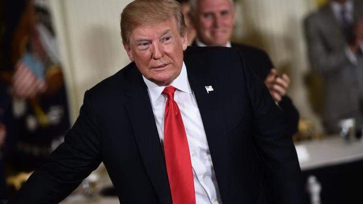 El presidente de EEUU, Donald Trump, hace un gesto después de participar en la ceremonia de firma de la Ley de Autorización para el Programa de Subsidios Vecindarios Seguros de 2018 en la Casa Blanca el 18 de junio de 2018 en Washington, DC.