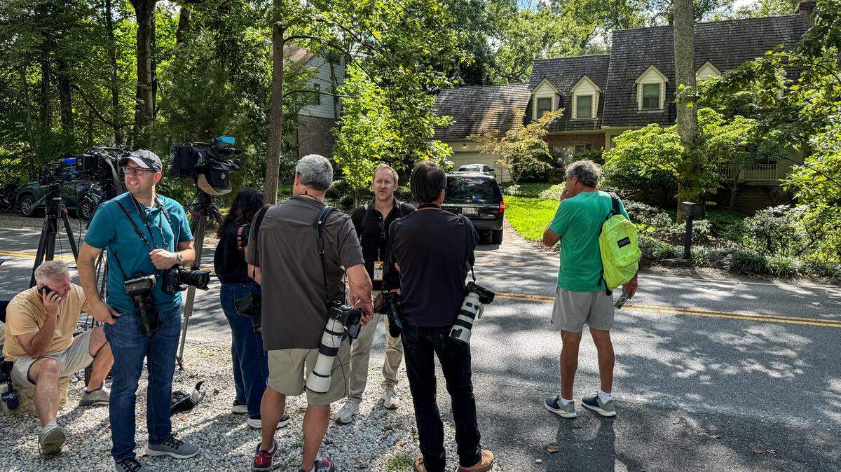 Se observa a periodistas fuera de la casa de John Bolton, quien se desempeñó como asesor de Seguridad Nacional durante el primer mandato del presidente estadounidense Donald Trump. El 22 de agosto de 2025, el FBI registró la residencia de Bolton por presuntas irregularidades con información clasificada.