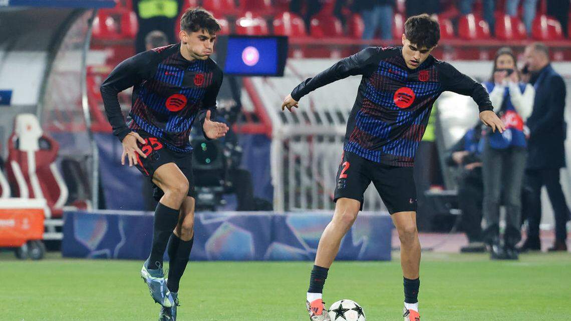 El técnico del Barcelona, Hansi Flick, ha encontrado en los jóvenes Pau Cubarsí (der.) y Gerard Martín una pareja de centrales fiable en la liga española, pues su equipo no pierde en la competición doméstica cuando ambos jugadores coinciden de inicio en el eje de la defensa.