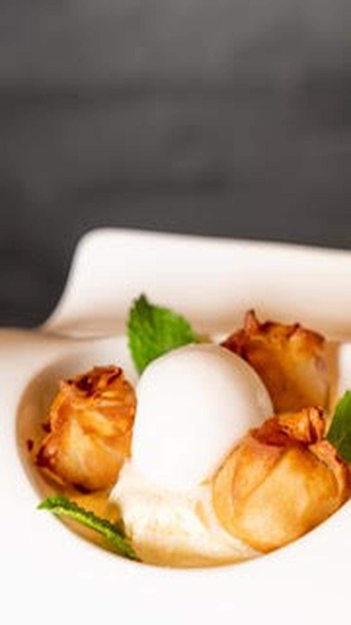 Deléitate con los wontons de banana de Toku, unos suaves bananos envueltos en crujientes rollitos de wonton.