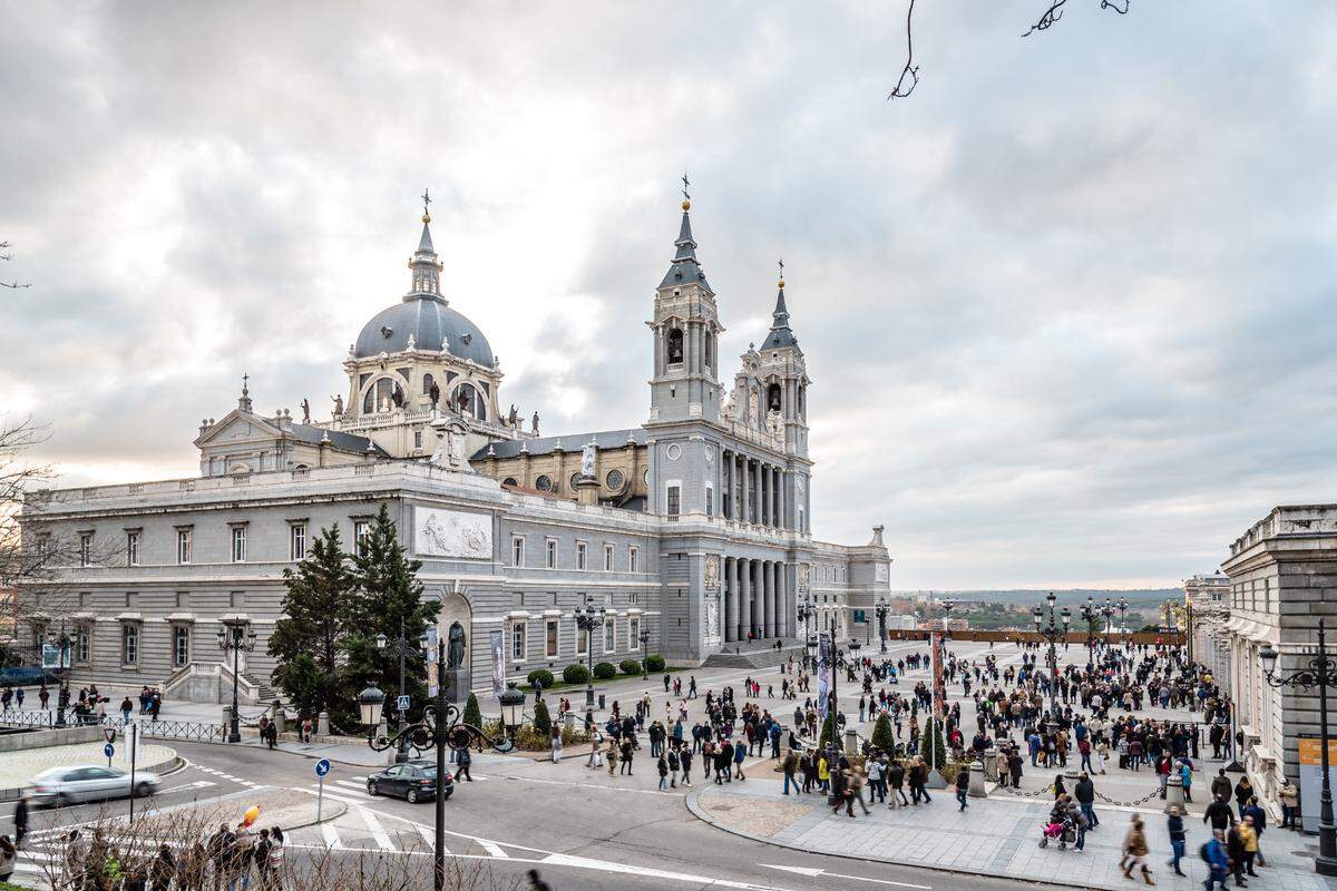 La Almudena es la catedral católica de Madrid. Vista exterior poco antes del atardecer en un día nublado.