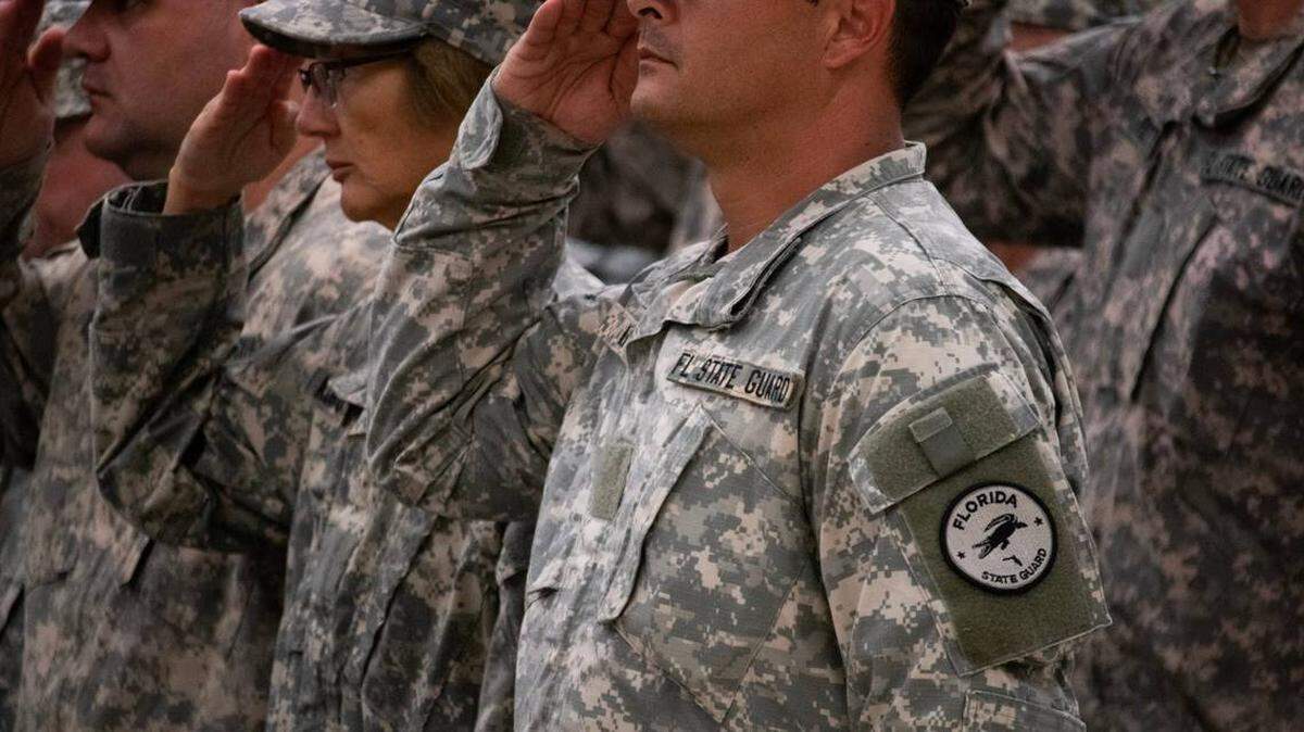 Miembros de Guardia Estatal de la Florida saludan durante la ceremonia de graduación en el Campamento Blanding Joint Training Center en Starke, Florida, el 30 de junio de 2023.
