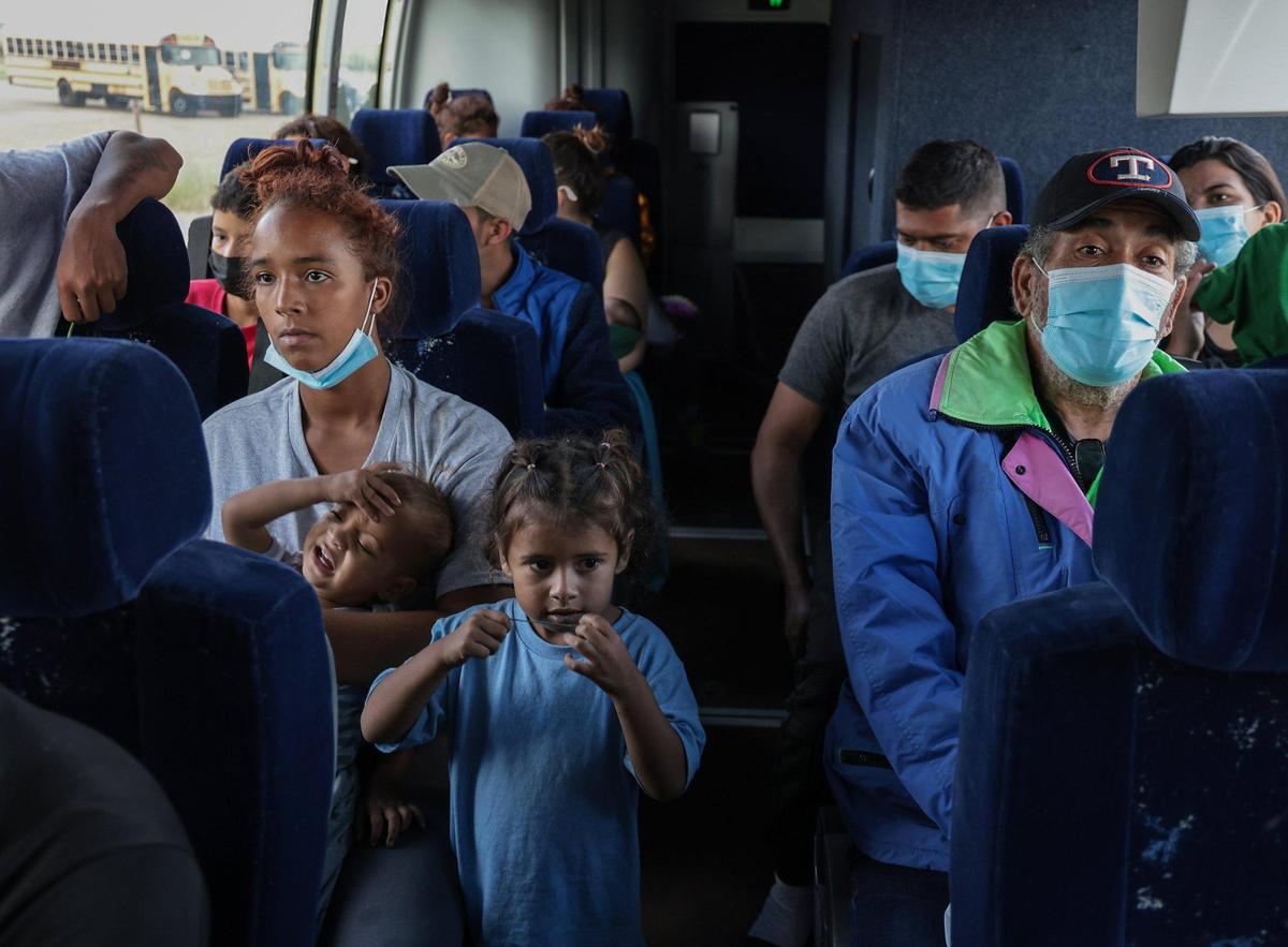 El domingo 18 de septiembre de 2022, un bus lleno de migrantes de Venezuela, Nicaragua y Cuba aguarda para salir de Eagle Pass, Texas, tras ellos haber cruzado la frontera. Un sector de la comunidad venezolana en Miami ha comenzado a estigmatizar a los recién llegados de Venezuela.