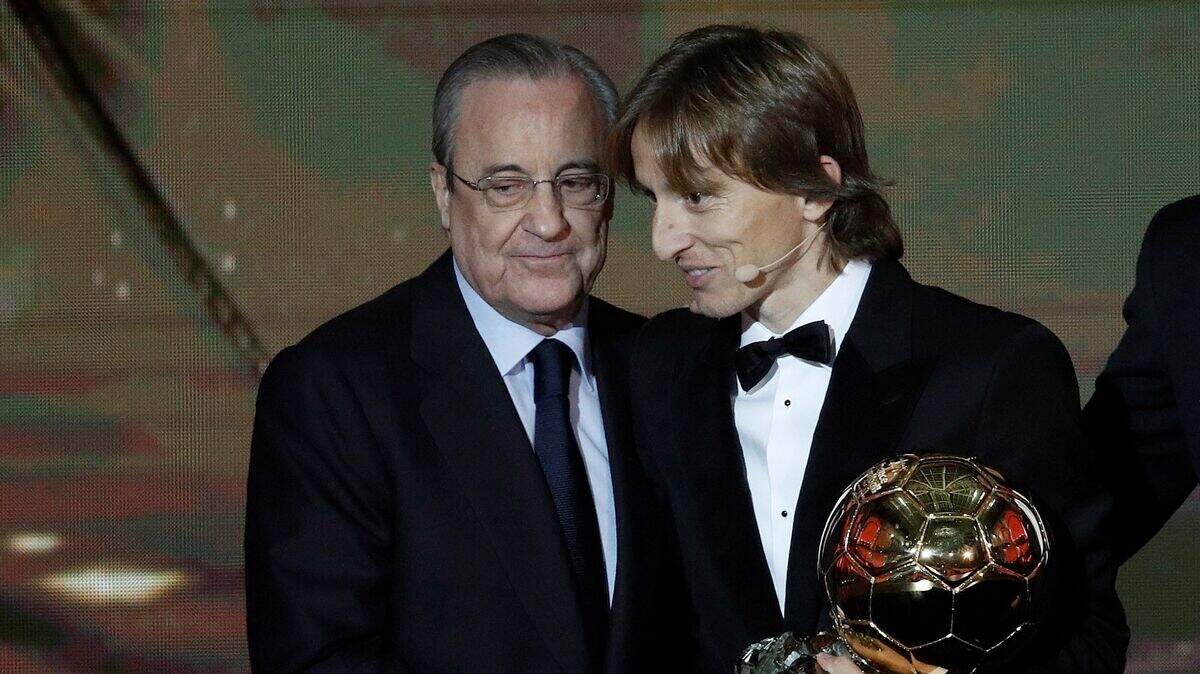 El presidente del Real Madrid Florentino Pérez (izq.) posa con Luka Modric que recibió el Balón de Oro en la ceremonia efectuada en París, Francia, el 3 de diciembre de 2018.