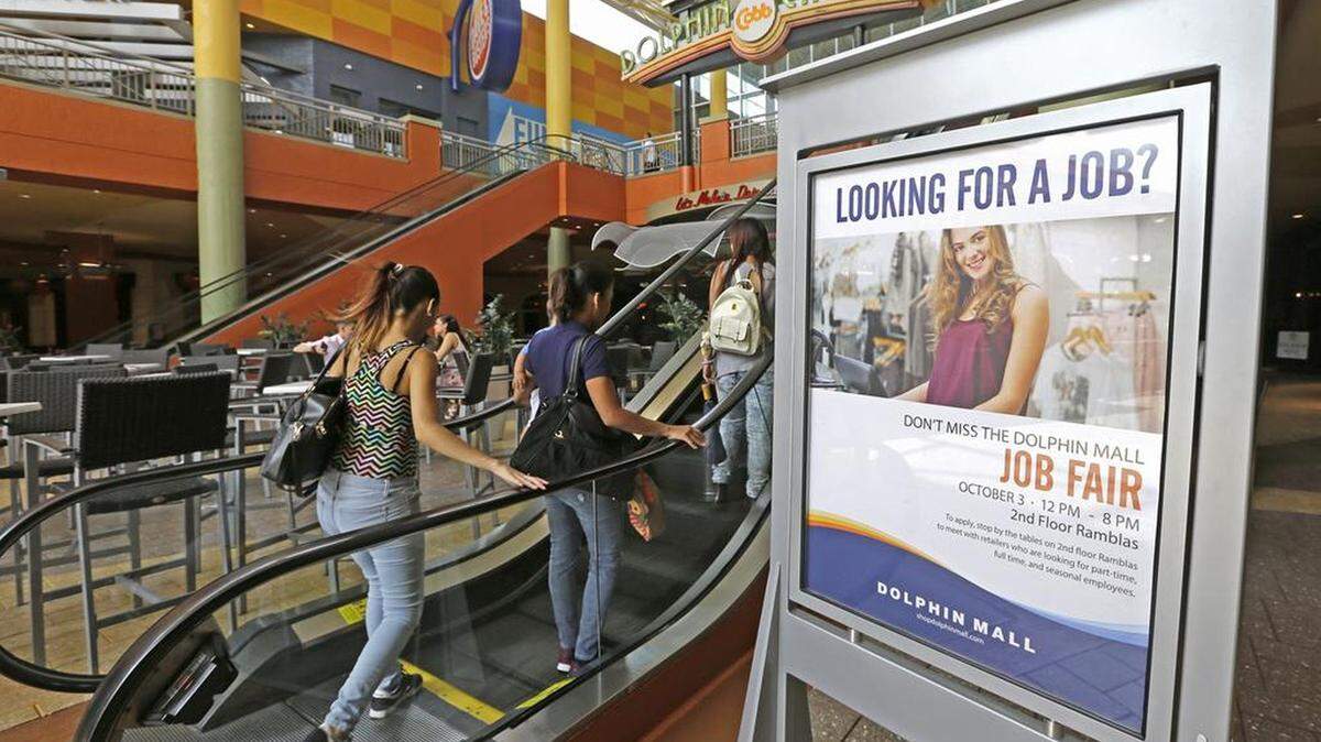 Un grupo de personas se dirige a la Feria de Trabajo del Dolphin Mall en noviembre del  2017. Este año se celebra el 2 de octubre con ofertas de empleo para la temporada de fiestas.