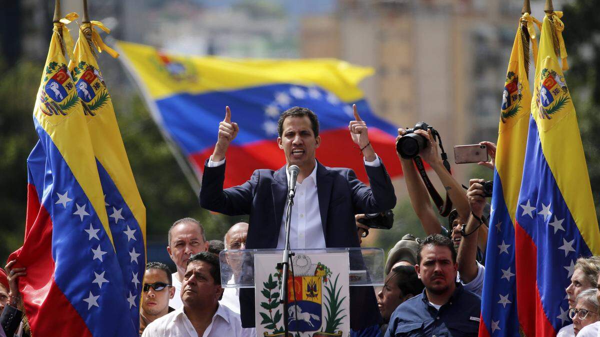 Juan Guaidó, jefe del congreso de oposición de Venezuela, se declara presidente interino de la nación hasta que se puedan celebrar elecciones. Guaidó lo hizo durante un mitin que exige la renuncia del presidente Nicolás Maduro en Caracas, Venezuela, éste miércoles.