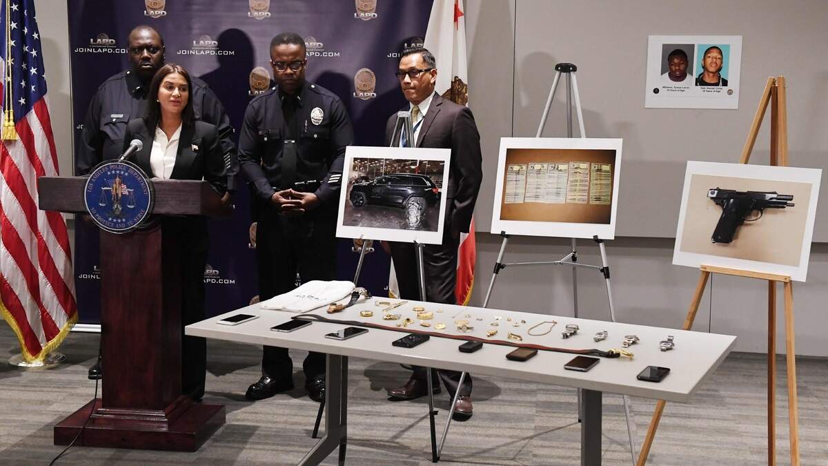 La oficial de la policiía de Los Angeles Lillian Carranza habla en la conferencia de prensa donde anunciaron el arresto de cuatro sospechosos de robar en la casa del pelotero cubano Yasiel Puig y otras celebridades.