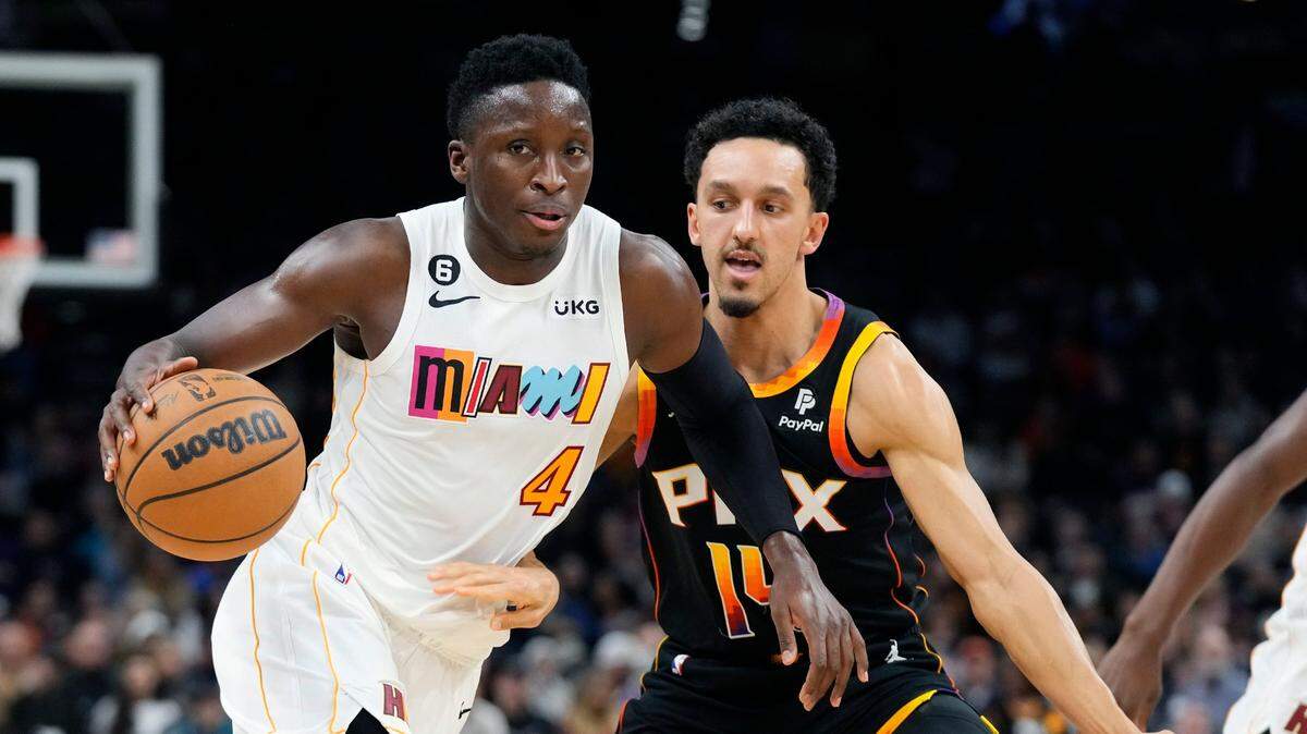 El jugador del Heat Victor Oladipo (4) conduce el balón ante la marca de Landry Shamet, de los Suns de Phoenix, en el partido celebrado el 6 de enero de 2023 en Phoenix.