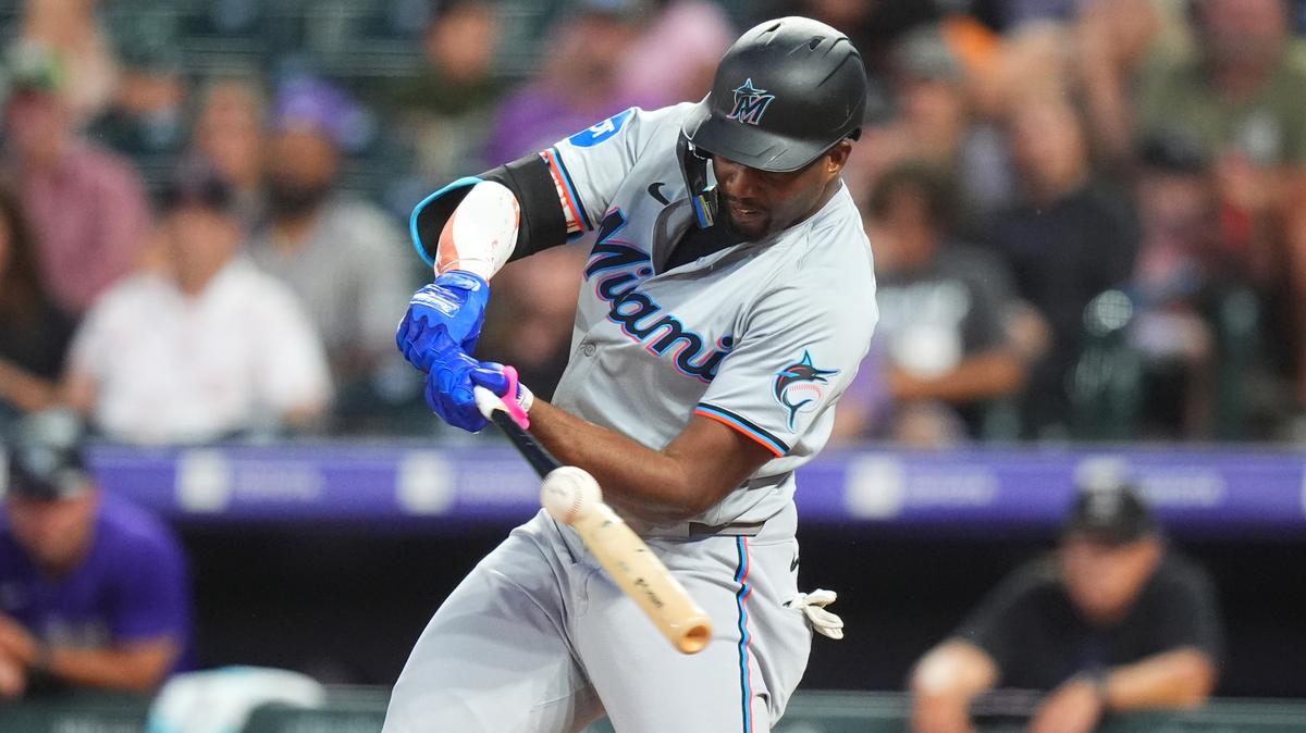El jardinero de los Marlins Jesús Sánchez bateó un jonrón en el noveno inning que decidió el triunfo ante los Rockies, el martes 27 de agosto de 2024 en Denver, Colorado.