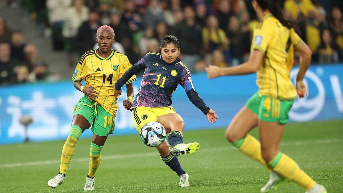 La delantera colombiana Catalina Usme (centro) anota el gol de la victoria ante Jamaica, en los octavos de final del Mundial Femenino FIFA, el martes 8 de agosto de 2023, en Melbourne, Australia.