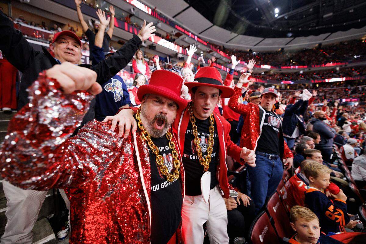 Fanáticos de los Panthers celebran un gol ante los Oilers de Edmonton, en el sexto partido de la serie final de la NHL celebrado el 17 de junio de 2025 en Sunrise, Florida.