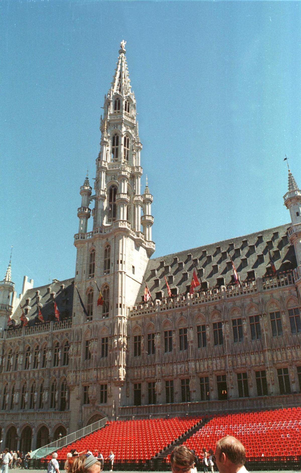 Ayuntamiento, en la Grand Place. The Grand-Place; “Grand Square” o Grote Markt (”Big Market”) es la plaza central de Bruselas, Bélgica.