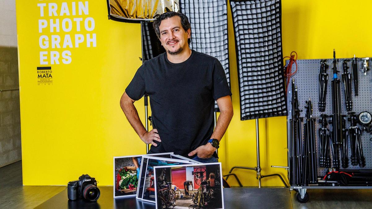 El inmigrante venezolano Carlos “Cali” Muñoz, quien recientemente ganó la Beca de Fotografía 2023 del Centro de Fotografía del Museo de Historia de Miami para fotógrafos documentales locales emergentes por su proyecto “Immigrant Life at Homestead’s Redland Market”, posó en la Escuela de Fotografía Roberto Mata en Miami, donde aún asiste como alumno, el día martes 03 de octubre de 2023.