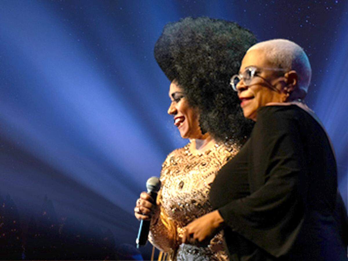 Aymée y Lourdes Nuviola en Tributo al bolero en el Teatro Trail.
