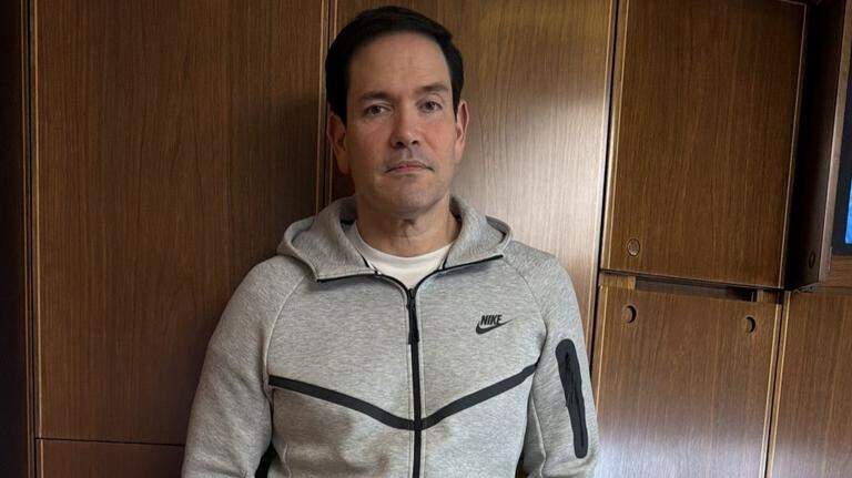 Marco Rubio posa desde avión presidencial rumbo a China con la misma ropa deportiva que llevaba Maduro tras su captura