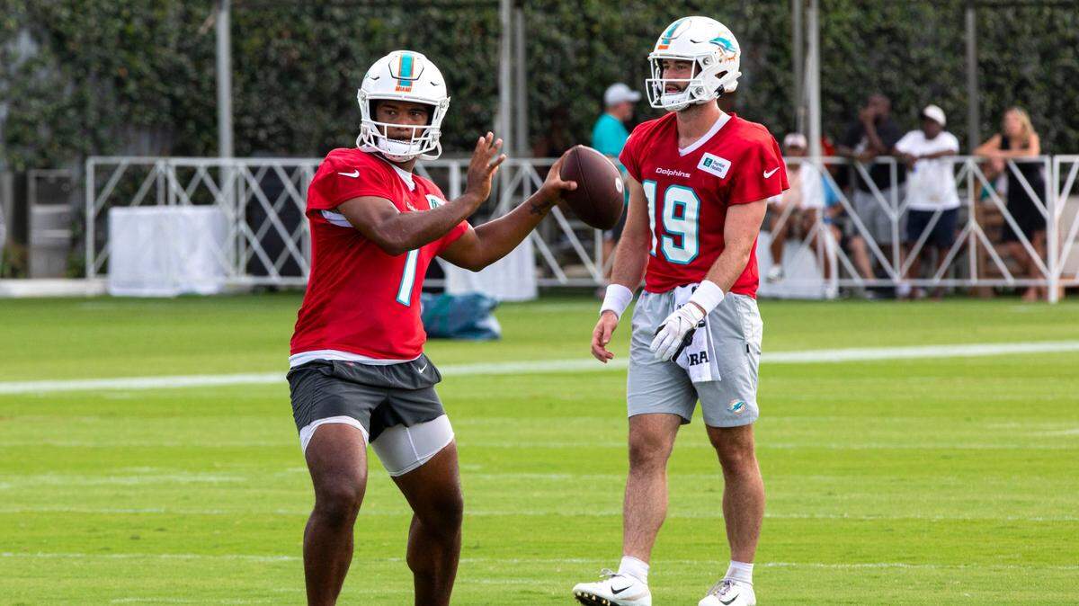 El quarterback de los Dolphins Tua Tagovailoa lanza el ovoide en el quinto día de práctica en el Baptist Health Training Complex en Miami Garden, Florida, el 1ro de agosto de 2022.
