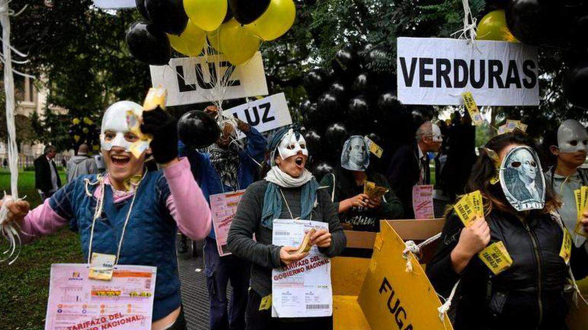 Manifestantes demuestran contra el aumento de las tarifas de los servicios públicos y las negociaciones del gobierno con el Fondo Monetario Internacional (FMI), en Buenos Aires, el 14 de mayo de 2018.