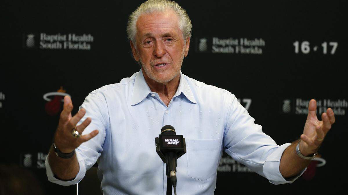 El presidente del Heat  Pat Riley habla con los medios en una conferencia de prensa el 19 de abril de 2017 en Miami.