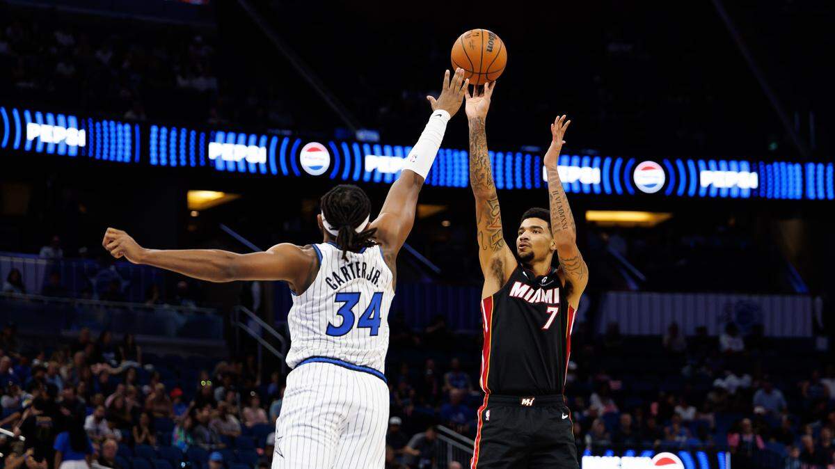 El centro del Heat Kel'El Ware (der.) tira al aro ante la marca de Wendell Carter Jr., del Magic, en el partido de pretemporada celebrado el 12 de octubre de 2025 en Orlando.