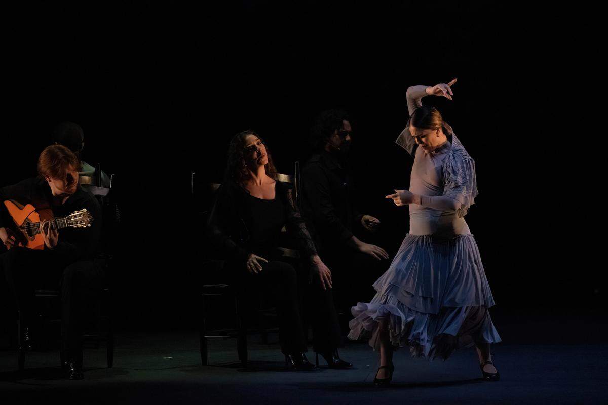 De izquierda a derecha: El guitarrista José Manuel Martínez Muñoz “El Peli”, la cantaora Sandra Carrasco y la bailaora Patricia Guerrero en “Alter Ego”.